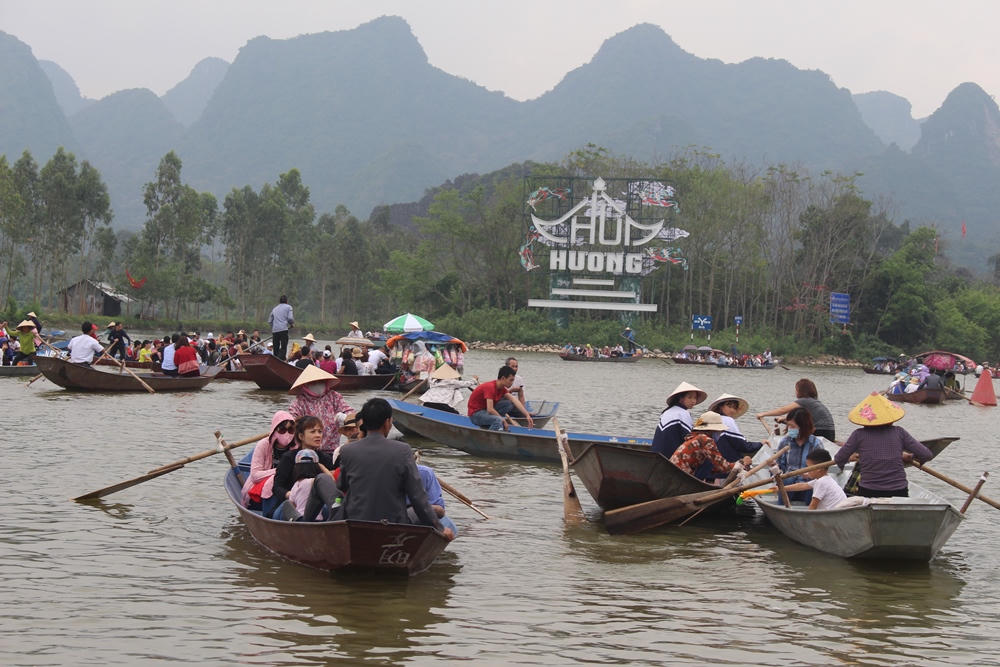 Tái diễn du khách không mặc áo phao trên suối Yến, chùa Hương